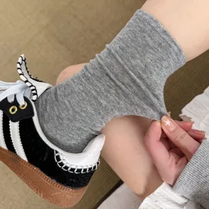 Primo piano di calzini in cotone grigio da donna elasticizzati, morbidi e traspiranti.