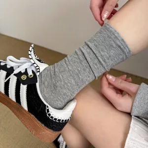 Dettaglio calzini grigi che mostra consistenza in cotone morbido e vestibilità comoda con scarpe.