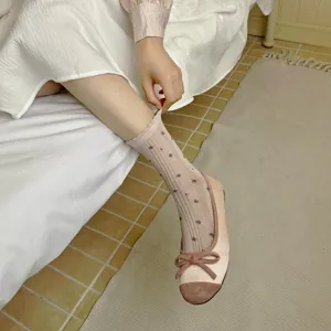 Calzini medi dolci da ragazza con bordo arricciato e grazioso motivo floreale casual.