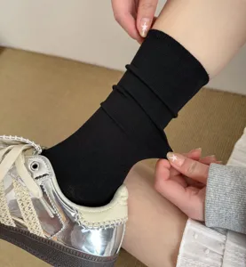 Primo piano di calzini neri alti in cotone traspirante con ottima elasticità e comfort.