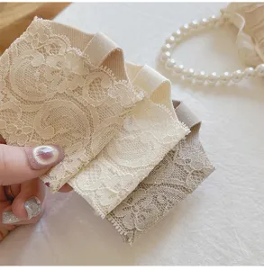 Vue détaillée de demi-chaussettes avant-pied en dentelle pour femmes avec design souple.