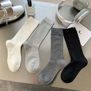 Chaussettes mi-hautes côtelées classiques en quatre couleurs polyvalentes, idéales pour l'automne.