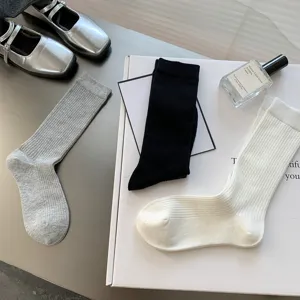 Chaussettes mi-hautes côtelées unies pour femmes, chaussettes en tricot décontractées et confortables.