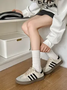 Vue de détail de chaussettes empilées japonaises pour femmes, bas blancs côtelés doux.