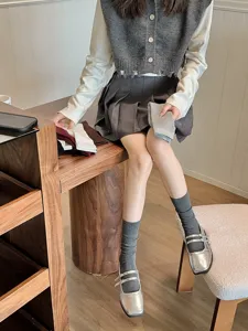 Vue détaillée des chaussettes mi-mollet grises japonaises, look parfait automne-hiver.