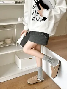 Chaussettes mi-hautes côtelées grises confortables pour femmes, idéales pour l'automne et l'hiver.