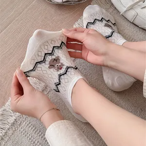 Vista dettagliata di fantasmini invisibili e traspiranti da donna con orsetto e maglia.