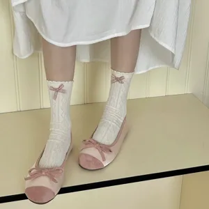 Calzini dolci da ragazza a metà polpaccio con fiocchi carini e dettagli in pizzo delicato.