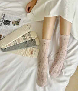 Calzini medi in stile dolce coreano da ragazza con fiocchi carini e bordo a lattuga.