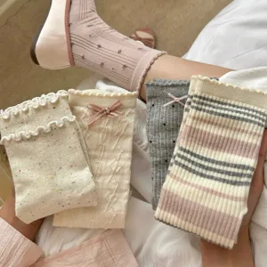 Calze al polpaccio con volant e fiocco in stile coreano, morbido tessuto a maglia per look dolce.