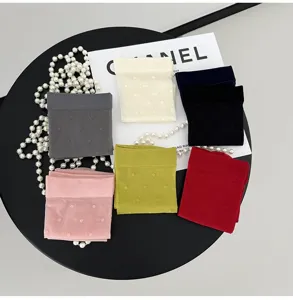 Vue de détail des chaussettes transparentes à pois, fines chaussettes colorées d'été.