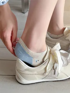 Mujer calcetines bajos topos coloridos algodón invisibles casuales vista detalle.