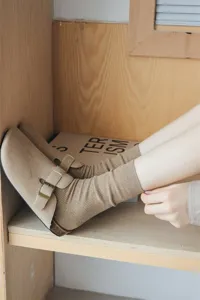 Comfortable solid color cotton mid-calf women socks for daily wear and style details.
