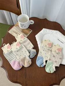 Calcetines cortos de mezcla de algodon con puntos de colores y bonitos diseños florales diarios.