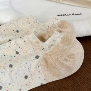Calcetines invisibles de algodón para mujer con lunares de colores y diseño primaveral.