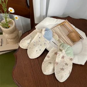 Encantadores calcetines mujer lunares detalle, algodón suave corte bajo con talón de contraste.