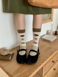 Gros plan détaillé de chaussettes mi-mollet japonaises mignonnes à orteils séparés de motifs de chiens.