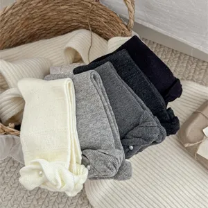 Primo piano di calze in maglia da donna con perle e polsini a bolle per autunno.