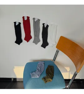 Vue de détail de jambières étriers en coton uni à volants, présentation style de vie
