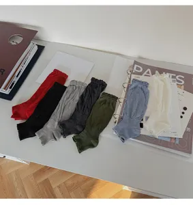 Vue détaillée de jambières unies à volants, chaussettes molles en coton pour femmes.