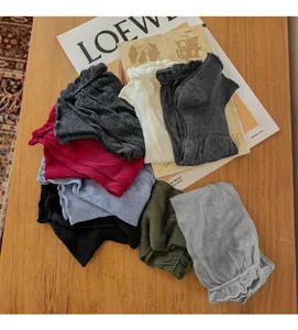 Vue détaillée de jambières amples unies à volants pour femmes, chaussettes en coton doux.