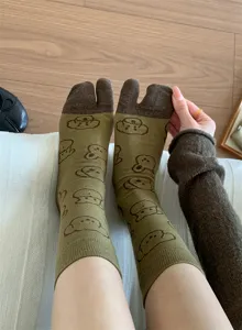 Vue détaillée de chaussettes tabi à bout séparé avec motif de chien mignon et coton doux.