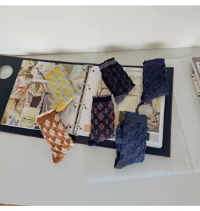 Gedetailleerd shot van vintage dameskousen met reliëf jacquardpatroon in diverse mooie kleuren.