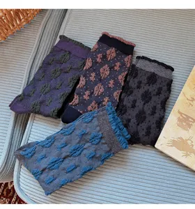 Dames vintage reliëf jacquard middelhoge sokken detail, met retro getextureerd stofontwerp.
