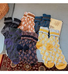 Vintage geembossed ruit jacquard katoenen middelhoge sokken voor vrouwen herfst winter
