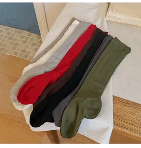 Primo piano dei dettagli delle calze lunghe invernali da donna con texture lavorata.