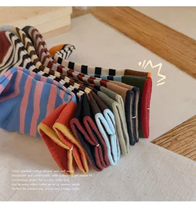 Detailansicht Damen bunte gestreifte Wadensocken, gekämmte Baumwolle dicker Retro Stil.