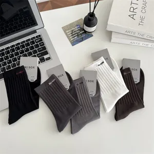 Detailansicht einfarbiger gerippter Baumwoll-Herren-Freizeitsocken in mehreren Farben.