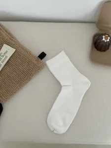 Detailaufnahme atmungsaktiver Modal Herren Socken in weiss, weich und sehr bequem.