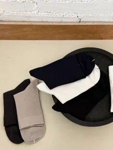 Herren Modal atmungsaktive Mid-Tube Socken in einfarbig, bequem für den täglichen Alltag.