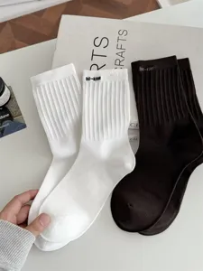 Detailaufnahme einfarbiger Herren-Freizeitsocken mit Rippbündchen und breiten Streifen.
