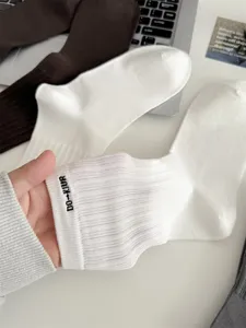 Detailaufnahme der gerippten Baumwoll-Freizeitsocken für Herren, einfarbige Textur.
