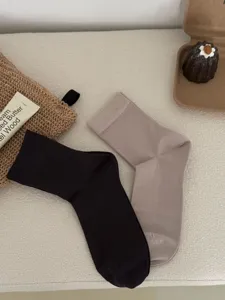 Atmungsaktive Modal Herren Mittelsocken in Schwarz und Khaki, bequeme Alltags-Freizeitkleidung.