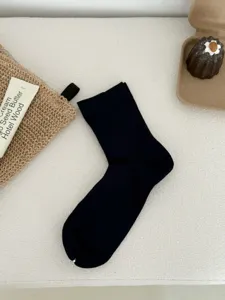 Atmungsaktive schwarze Herren-Mittelsocken für vier Jahreszeiten, schlichte Detailansicht.