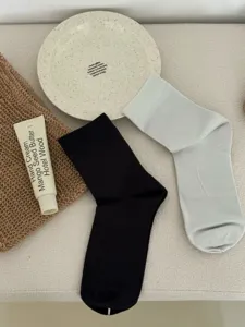 Herren atmungsaktive Modal Wadenstrümpfe in Schwarz und Hellgrau, flach gestrickt Alltag.