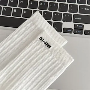 Weiße gerippte Baumwoll-Mittelwaden-Freizeitsocken für Herren mit feiner Stickerei.