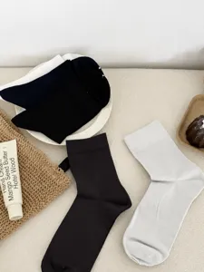 Detailansicht atmungsaktiver Modal-Herren-Wadensocken in vielen Farben mit flacher Netzstruktur.
