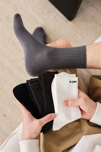 Detailansicht gerippter Baumwoll-Herrensocken in mehreren Farben mit elastischem Bündchen.