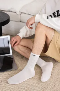 Detailansicht der weißen gerippten Baumwoll-Herrensocken mit dezentem Bündchen-Aufdruck.