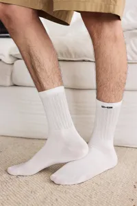 Weiße gerippte Freizeitsocken für Herren aus bequemer Baumwolle mit schwarzem Logoprint.