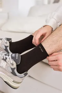 Bequeme Herren Crew-Socken in Dunkelbraun mit Rippenstruktur für den täglichen Freizeitlook.