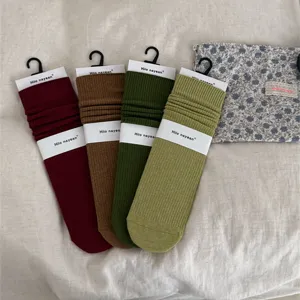 Gedetailleerd overzicht van effen geribbelde slouch katoenen sokken herfst winter voor dames.