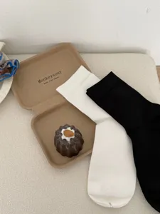 Detailansicht atmungsaktiver Modal Herren Mittelsocken in schlichtem Schwarz und Weiß.