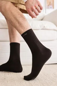Detailaufnahme von gerippten Herren-Mittelsocken in Dunkelbraun mit feiner Textur und Passform.