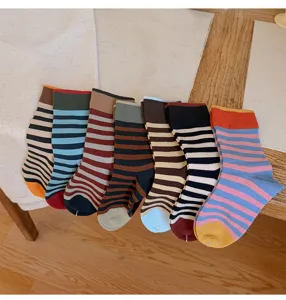 Retro gestreifte Damen Mittelsocken, gekämmte Baumwolle, bunte Freizeitsocken Herbst.