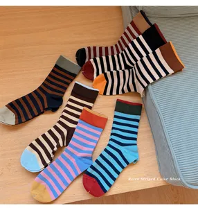 Retro gestreifte Damen Mittelsocken aus bunter gekämmter Baumwolle für Herbst und Winter.